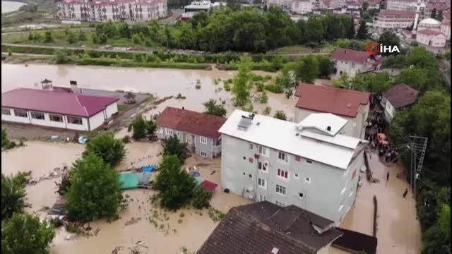 Zonguldak'ta Gaziler deresi taştı, evlerinde mahsur kalanlar botlarla kurtarıldı