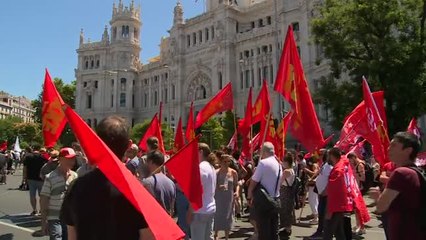 Miles de personas marchan contra la OTAN en Madrid