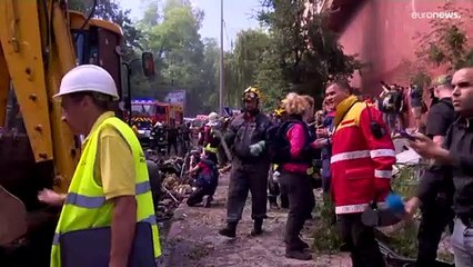 La Russia torna a colpire Kiev. Salvata dalle macerie una bimba di sette anni