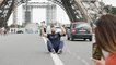 À Paris,  la folie des touristes au milieu de la route pour une photo avec la tour Eiffel