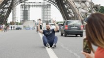 À Paris, la folie des touristes au milieu de la route pour une photo avec la tour Eiffel