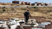 Operarios del cementerio de Sidi Salem, en las afueras de la localidad marroquí de Nador, fronteriza con Melilla, preparan hoy varias fosas donde las autoridades planean enterrar a los emigrantes muertos durante el intento masivo de acceso a Melilla.