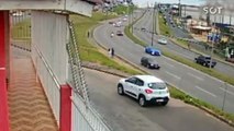 Câmera de segurança registra motociclista sendo fechado, saindo da rodovia no Paraná