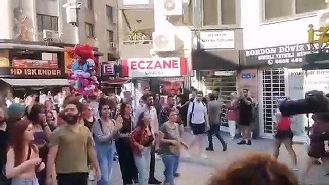 İzmir'de Onur Yürüyüşü'ne polis müdahalesi: 8 gözaltı