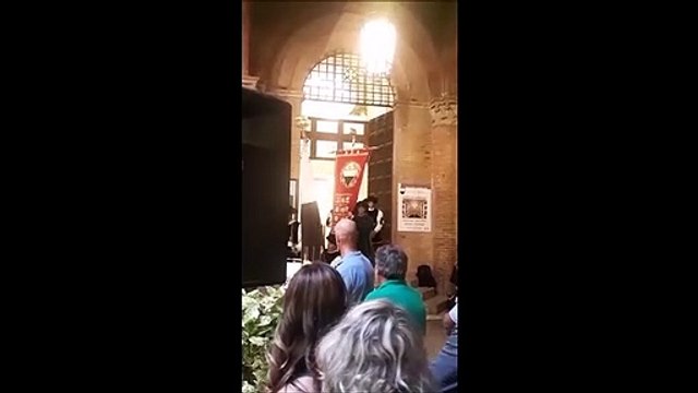 Palio, presentato il drappellone: sfondo rosso e figure in bianco e nero