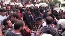 Beyoğlu'nda izinsiz yürüyüş yapmak isteyen gruba polis müdahale etti