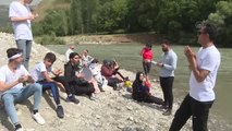 İranlı turistler Çatak Çayı'nda rafting heyecanı yaşadı