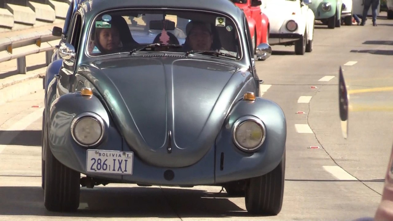 Bolivia le rinde tributo al "escarabajo", un vehículo que no pasa de moda