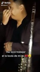 Músico llora al darse cuenta que tocará en la boda de su exnovia