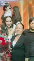 Tân Hoa hậu Hoàn vũ Ngọc Châu và mẹ