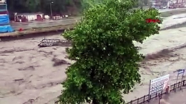 Kastamonu'yu sel aldı! Köprünün yıkılma anı kamerada