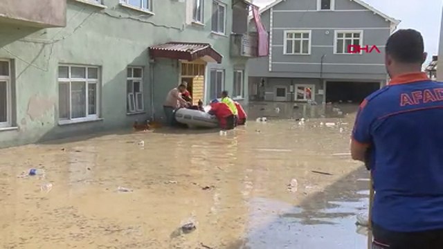 Zonguldak'ta Gaziler deresi taştı, evlerinde mahsur kalanlar botlarla kurtarıldı