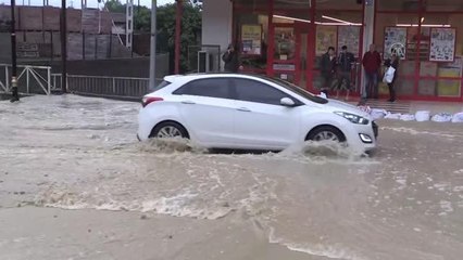 Sağanak nedeniyle bazı evlerin bodrum katını su bastı, ulaşım aksadı