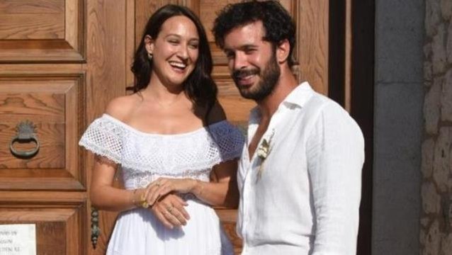 İlk bebeğine 7 aylık hamile olan Gupse Özay'dan ilk karnı burnunda poz geldi