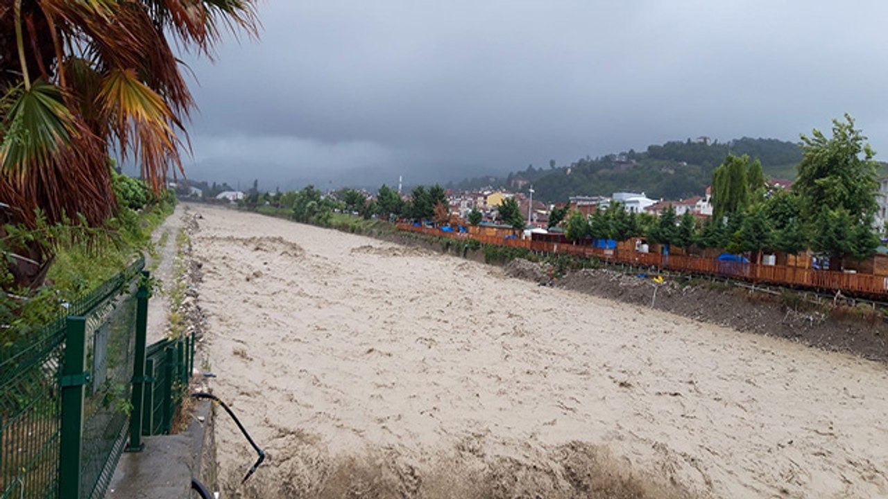 Türkeli'de dere taştı, evler sular altında kaldı, geçici köprüler ulaşıma kapandı