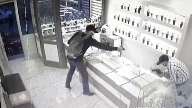 Kuyumcuyu bacaklarından vurup, yarım kilo altınla kaçan soyguncular yakalandı