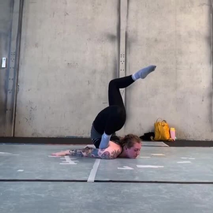 Woman Practices Amazing Triple-fold Contortion - video Dailymotion