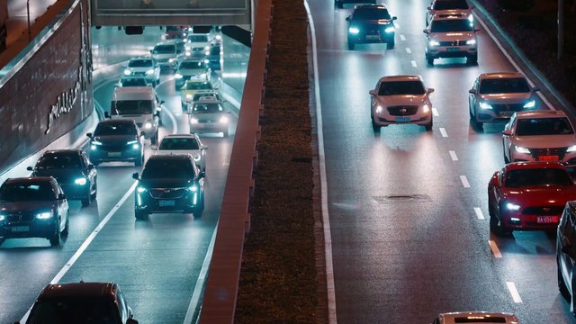Les photos indécentes ont été exposées et elle a fait semblant d'être innocente. La bienveillante elle a aidé le fauteur de troubles à retrouver sa mère