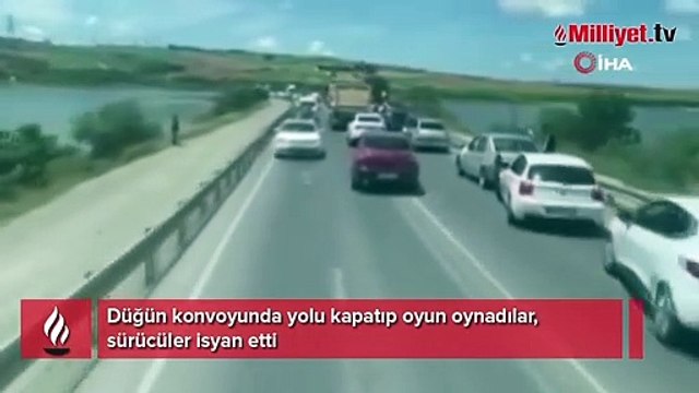 Düğün konvoyunda yolu kapatıp oyun oynadılar