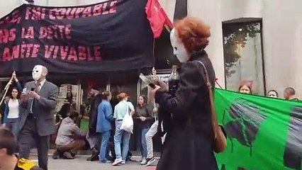 Des militants climat, les mains collés aux portes, ont bloqué ce matin l'entrée du bâtiment du Fonds monétaire international à Paris