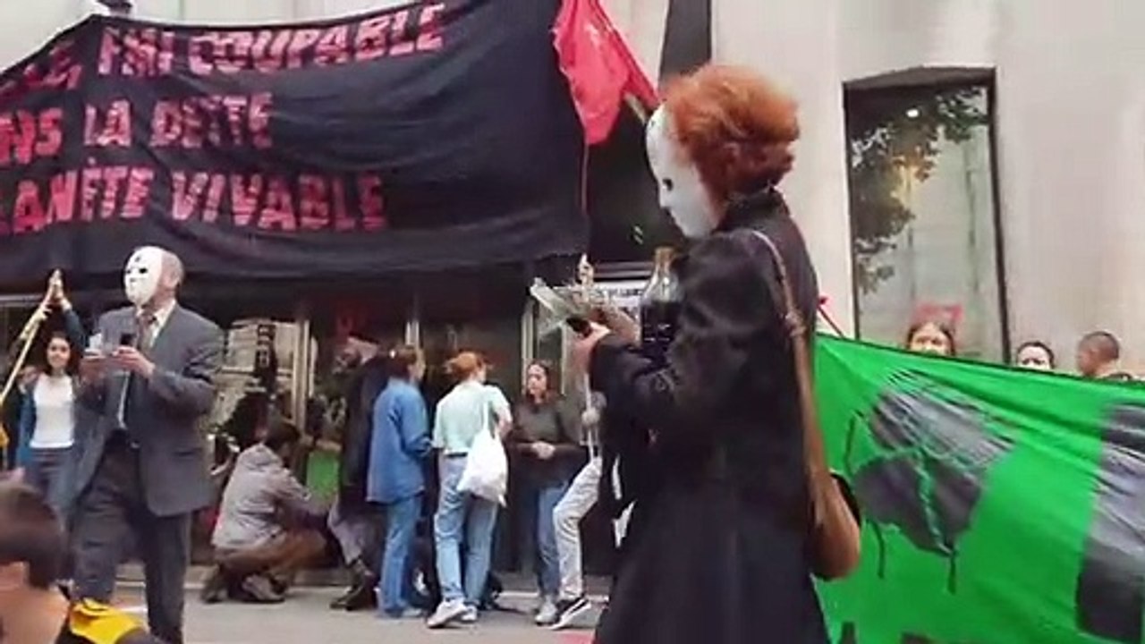 Des militants climat, les mains collés aux portes, ont bloqué ce matin l'entrée du bâtiment du Fonds monétaire international à Paris