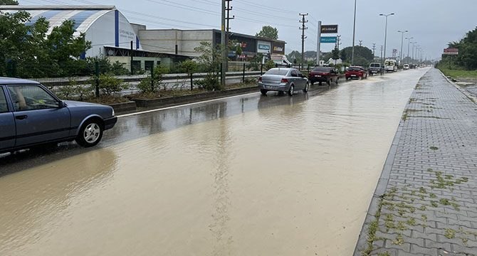 Bartın’da sağanak: Yollar göle döndü, evleri su bastı