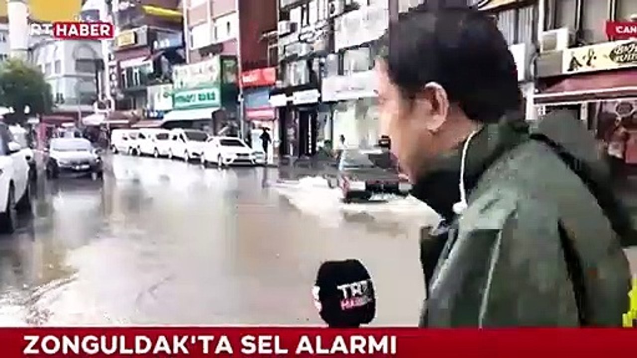 Sel haberi sunan TRT Haber muhabiri rögara düştü