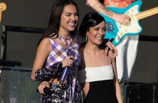 Glastonbury : Olivia Rodrigo et Lily Allen chantent ‘Fuck You’ à la Cour Suprême