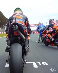 Toque entre Miguel Oliveira e Joan Mir