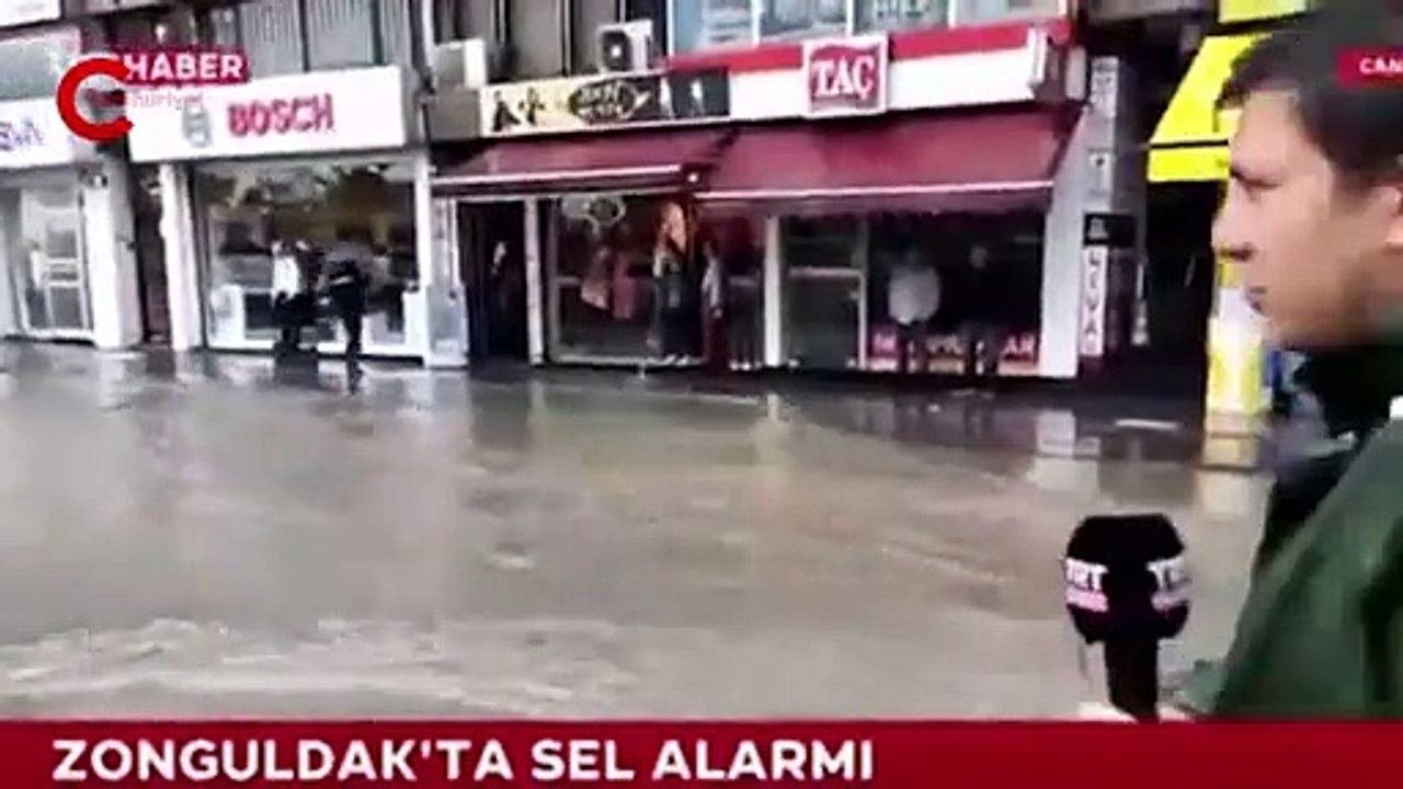 TRT Haber muhabirinin zor anları: Canlı yayında rögar kapağına düştü