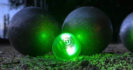 Pétanque : un Toulousain crée un cochonnet lumineux pour pouvoir jouer à la nuit tombée