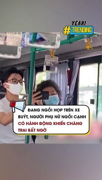 Đang ngồi họp trên xe buýt người phụ nữ ngồi cạnh có hành động khiến chàng trai bất ngờ