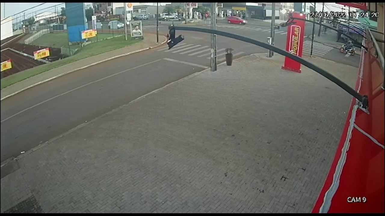 Vídeo mostra veículo Gol sendo arrastado por ônibus durante colisão no Jardim Clarito