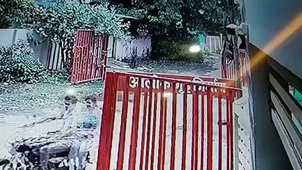 सीसीटीवी लाइव वीडियो: बाइक सवारों ने सड़क पर महिला से की लूट