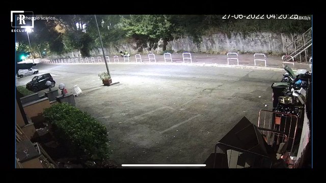 Rifiuti a Roma,dà fuoco ai cassonetti: le telecamere incastrano il romano esasperato