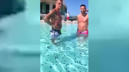 Cosas de ser Messi: está en la piscina y vean lo que le ocurre