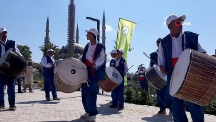 Davullu-zurnalı davete turistlerden yoğun ilgi