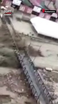 AFAD'ın kırmızı kod uyarısı verdiği Kastamonu'da sağanak yağış sabah saatlerinde etkisini arttırdı.