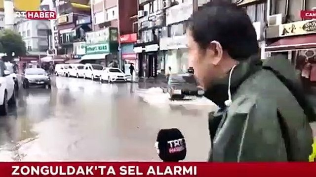 Zonguldakta sel haberi sunan TRT muhabiri canlı yayında rögara düştü.