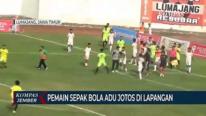 Video herunterladen: Pemain Sepak Bola Bojonegoro dan Malang Adu Jotos di Lapangan