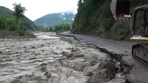 Ayancık'ta boşaltılan köylerde bazı evlerin girişleri suyla doldu, geçici köprüler yıkıldı