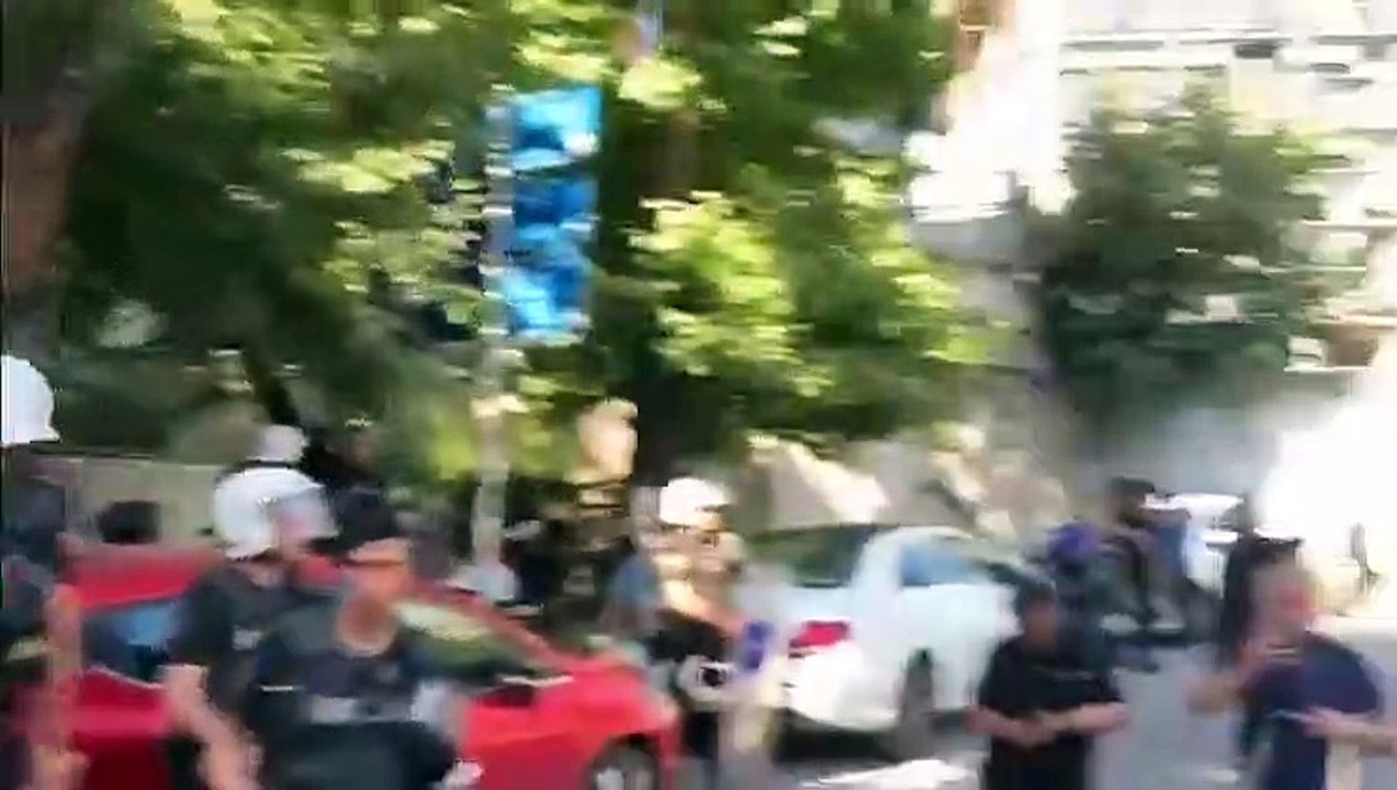 Onurlu polisimiz LGBT paçavrasını böyle çöpe attı!