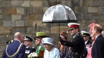 Elisabetta II di nuovo in pubblico, sotto una fitta pioggia