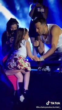 Συγκινεί ο Αργυρός: Ανέβασε κοριτσάκι με κινητικά προβλήματα στη σκηνή- Της αφιέρωσε τη συναυλία του