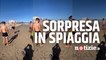 Spagna, Haaland palleggia in riva al mare con gruppo di ragazzi di Marbella: spettacolo in spiaggia