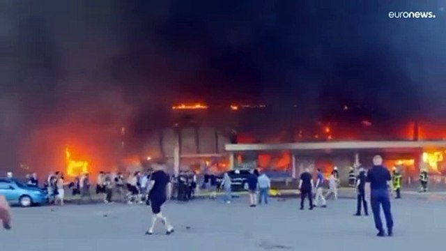 Россия нанесла ракетный удар по ТЦ в Кременчуге, власти сообщают о погибших и пострадавших