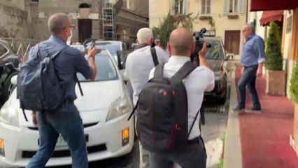 Grillo va a Montecitorio per incontrare "con la cravatta" i membri delle commissioni del M5s