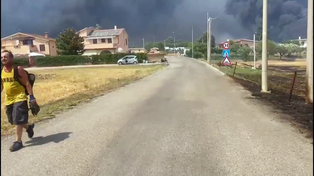 Roma, gigantesco incendio: esplodono bombole di Gpl. Il fumo nero e le fiamme