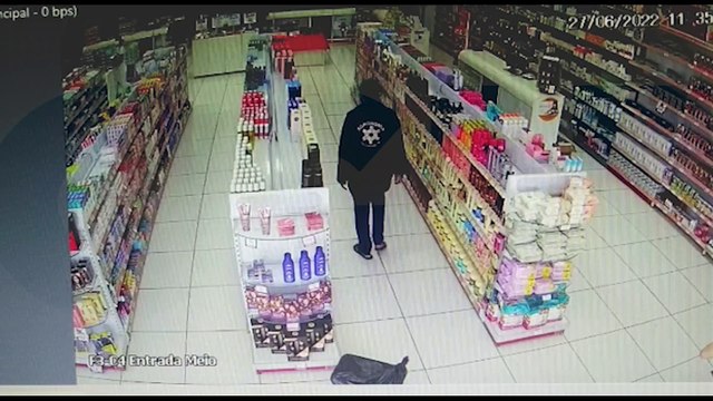 Câmera mostra homem furtando kit de produtos para cabelo em farmácia