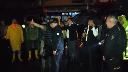 Karabük'ün Yenice İlçesinde İncedere Çayı Taştı, Dükkanları Su Bastı